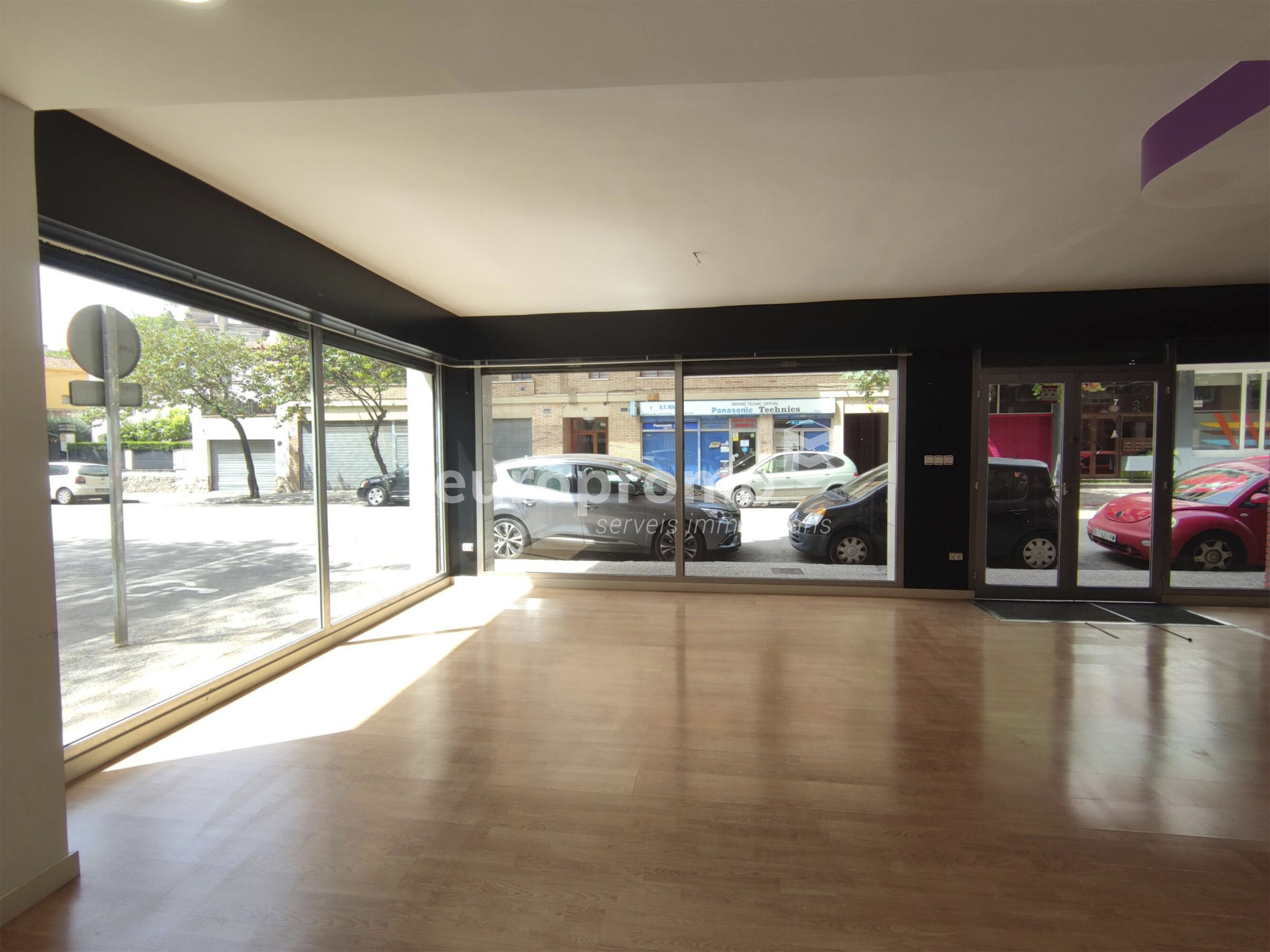 Local esquinero de 76m2 con 14 metros lineales de fachada situado en la zona  en Santa Eugènia